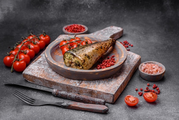 Délicieux maquereau de mer grillé aux épices et herbes salées