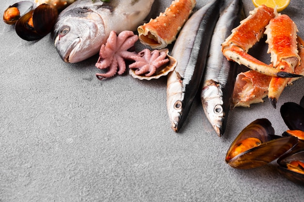 Photo délicieux mélange de fruits de mer sur la table