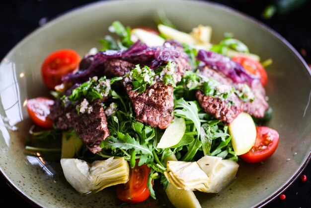 Photo délicieux mélange de salade de laitue avec des légumes frais et des rayures de bœuf grillées