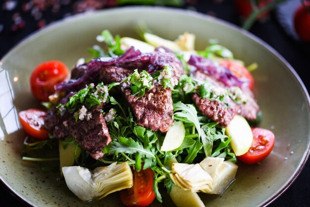 Photo délicieux mélange de salade de laitue avec des légumes frais et des rayures de bœuf grillées