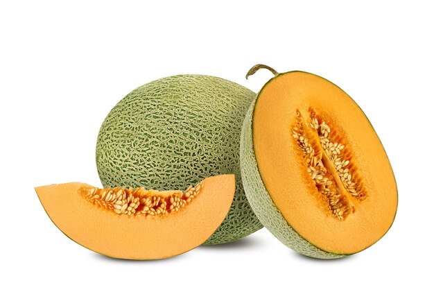 Délicieux melon cantaloup dans une coupe transversale isolée sur fond blanc avec espace de copie pour le texte o...