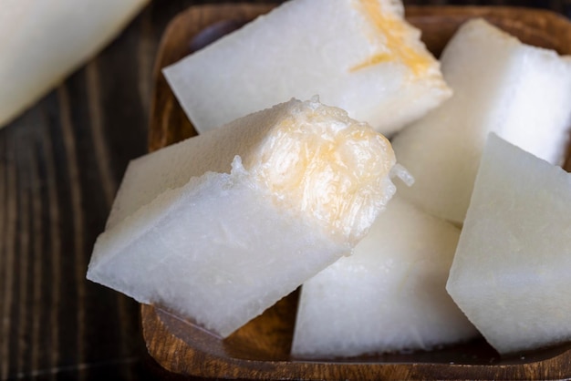 Délicieux melon mûr pendant la cuisson des desserts melon léger et juteux sur une table en bois pendant le tranchage