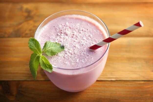 Délicieux milk-shake aux fraises à la menthe sur fond de bois