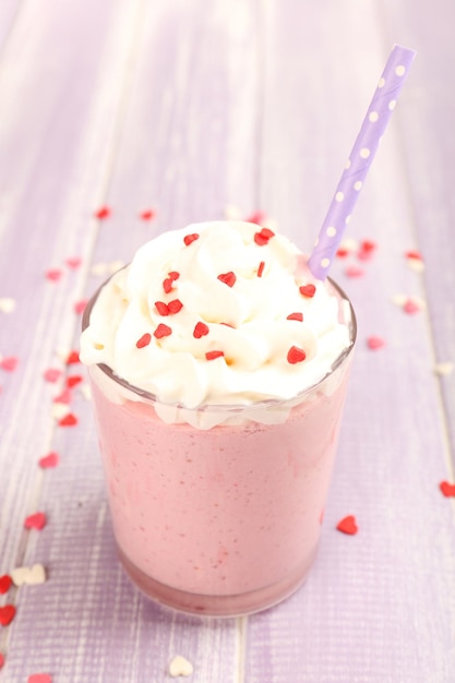 Délicieux milkshake sur table