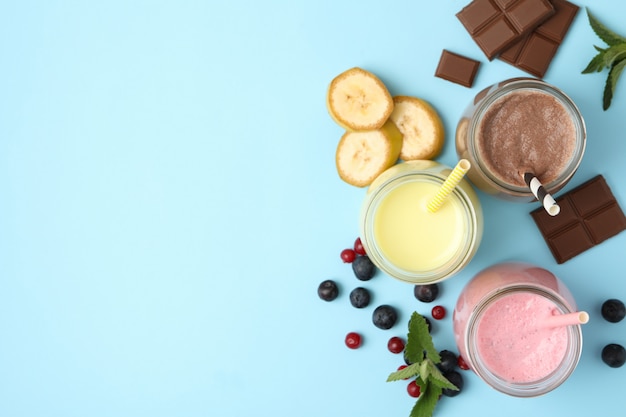 Délicieux milkshakes sur fond bleu