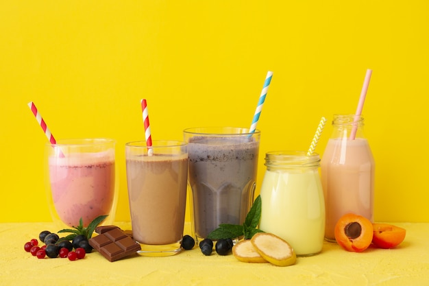 Délicieux milkshakes sur fond jaune