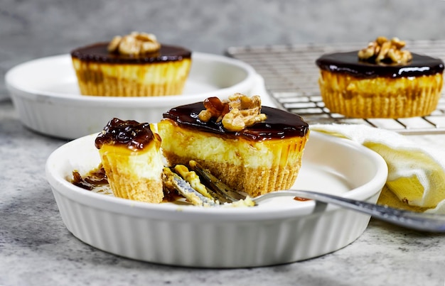 délicieux mini cheesecake au caramel aux noix fait maison