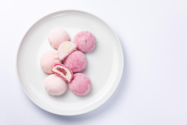 Délicieux mochi sur fond blanc, gros plan. dessert japonais traditionnel