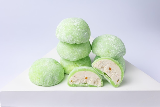 Délicieux mochi sur fond blanc, gros plan. dessert japonais traditionnel