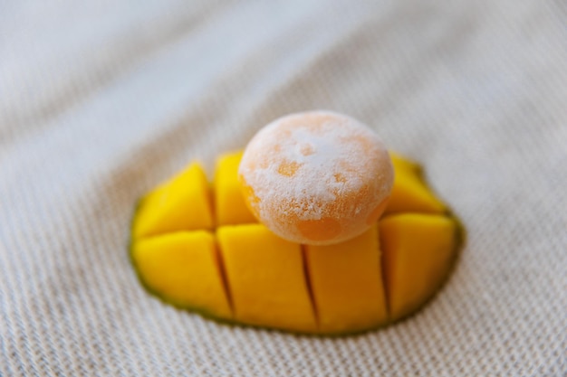 Délicieux mochi et mangue sur fond blanc Dessert traditionnel japonais