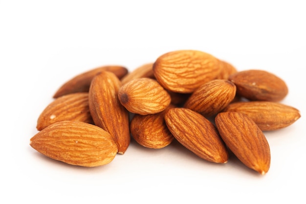 Délicieux morceau cru de noix d'amande pour végétalien Noix de pousse macro complète d'amandes ingrédient alimentaire sain