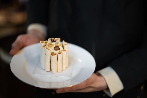 Un délicieux morceau de dessert sucré sur une assiette