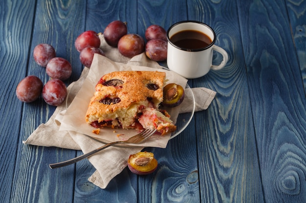 Délicieux morceau de tarte aux prunes