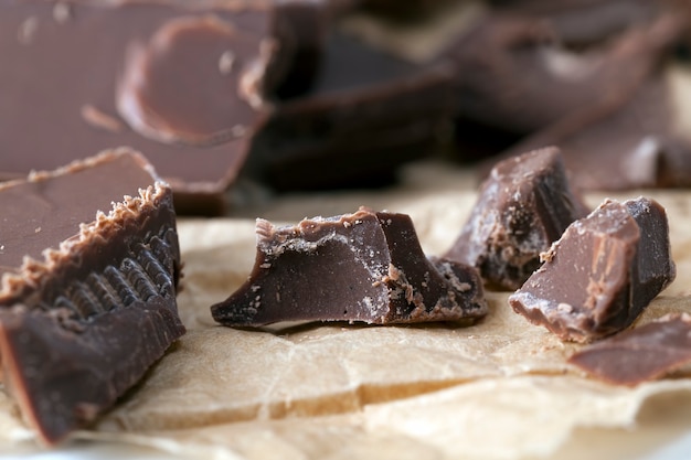 De délicieux morceaux de chocolat à base de poudre de cacao, de chocolat au lait ou amer cassé en un grand nombre de morceaux, de chocolat à base de sucre et de cacao