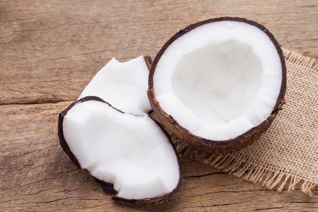 Délicieux morceaux de noix de coco sur la table