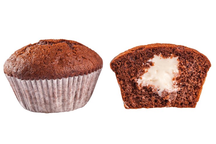 Photo délicieux muffin au chocolat fourré à la crème isolé sur fond blanc dessert de pâtisserie sucrée populaire