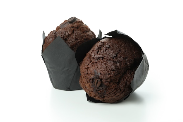 Délicieux muffins au chocolat isolés sur fond blanc.