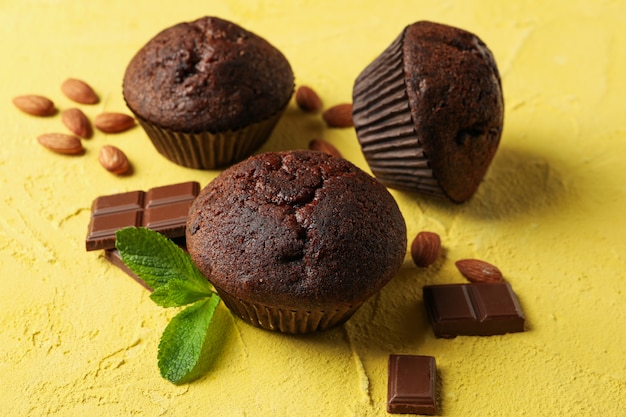 Délicieux muffins, chocolat et amande sur jaune