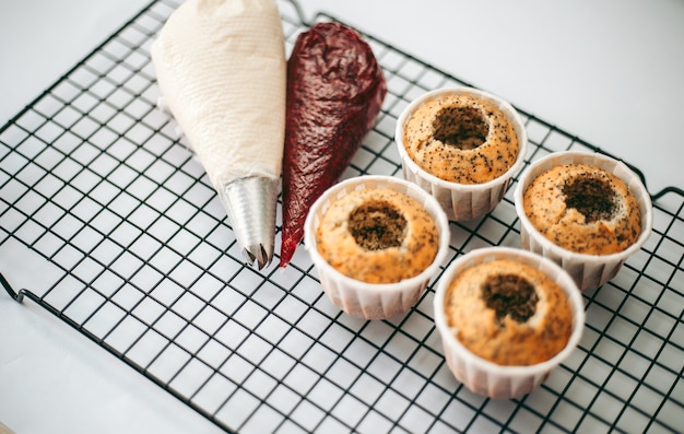 Photo de délicieux muffins frais appétissants dans la cuisine se bouchent