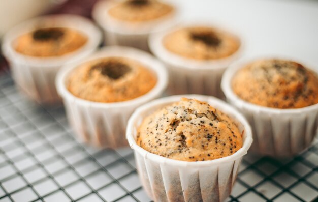 De délicieux muffins frais appétissants dans la cuisine se bouchent