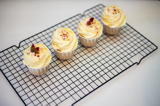 De délicieux muffins frais appétissants dans la cuisine se bouchent