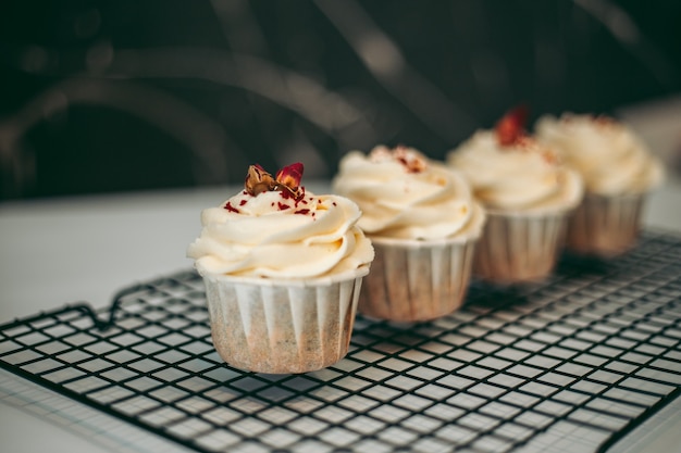 De délicieux muffins frais appétissants dans la cuisine se bouchent