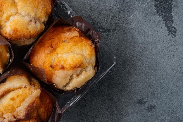 Délicieux muffins savoureux, sur fond gris, vue de dessus à plat avec espace de copie pour le texte