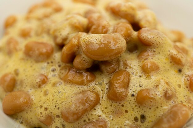 Délicieux à la natto dans un bol sur un fond blanc