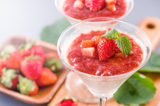 Délicieux Et Nutritif Double Couleur (couleur) Desserts à La Fraise à La Menthe Et Garniture De Sarcocarpe En Dés Isolé Avec Fond Bleu Aéré, Espace Copie, Gros Plan