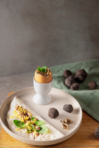 Photo délicieux œuf aux truffes et pita