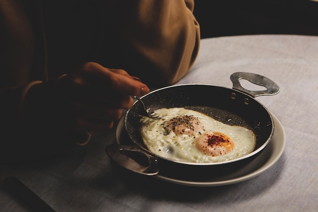 Délicieux œuf brouillé sur la table