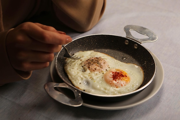 Délicieux œuf brouillé sur la table