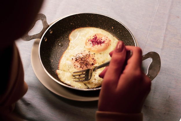 Délicieux œuf brouillé sur la table