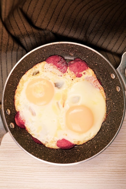 Délicieux œuf brouillé sur la table