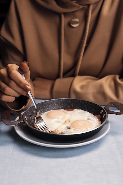 Délicieux œuf brouillé sur la table