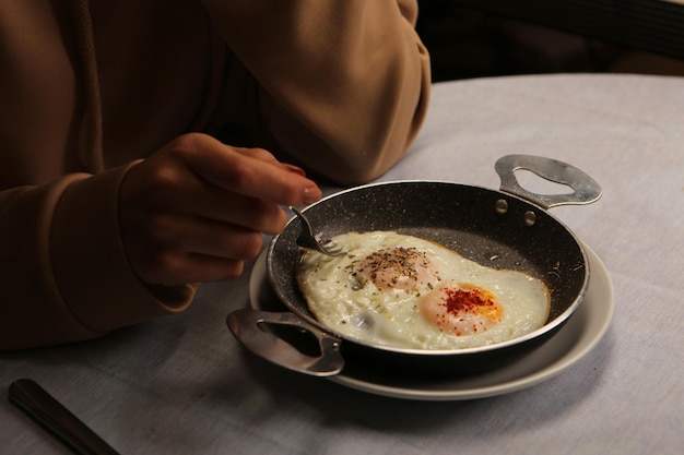 Délicieux œuf brouillé sur la table