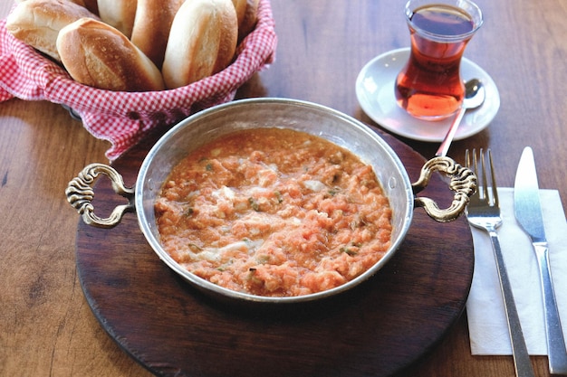 Délicieux œuf brouillé sur la table