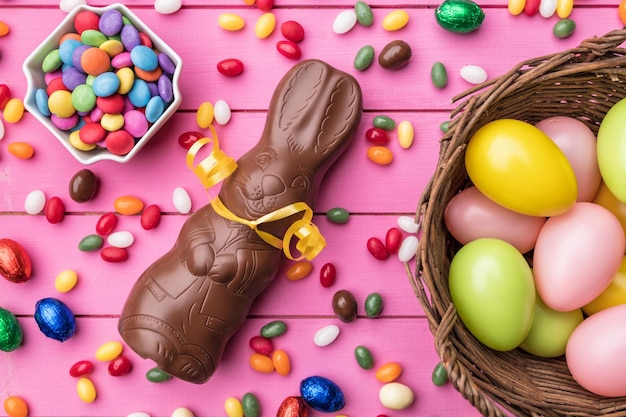 Délicieux oeufs de lapin en chocolat de Pâques et bonbons