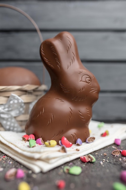 Délicieux oeufs de lapin en chocolat de Pâques et bonbons