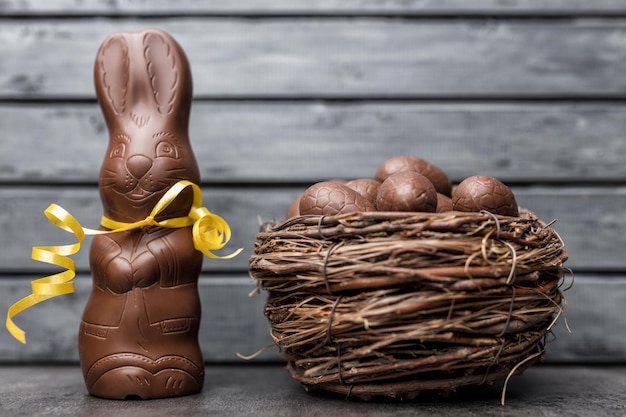 Délicieux oeufs de lapin en chocolat de Pâques et bonbons