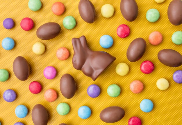 Délicieux oeufs de lapin en chocolat de Pâques et bonbons