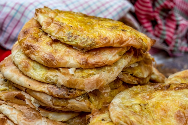 Délicieux pain au curry épicé ou paratha au curry en gros plan sur un marché de l'alimentation de rue