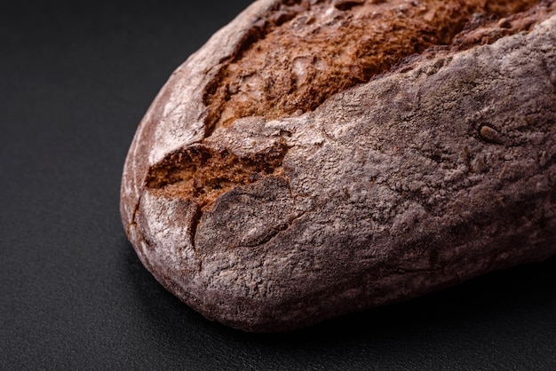 Délicieux pain au levain brun frais avec des grains