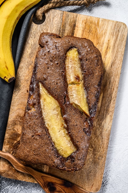 Photo délicieux pain aux bananes fraîchement sorti du four avec noix et chocolat