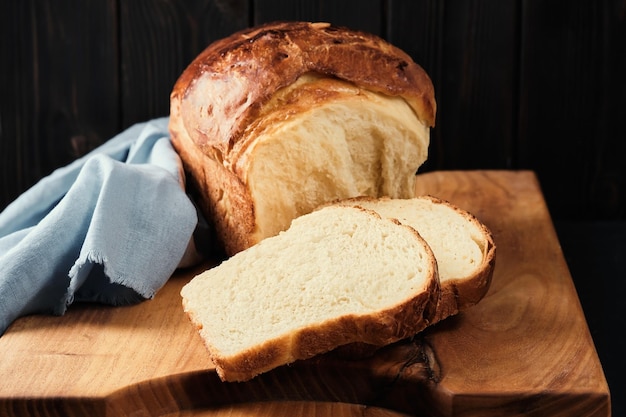 Photo délicieux pain brioché frais bio fait maison sur tableau blanc brioche traditionnelle française sucrée concept libre mise au point sélective