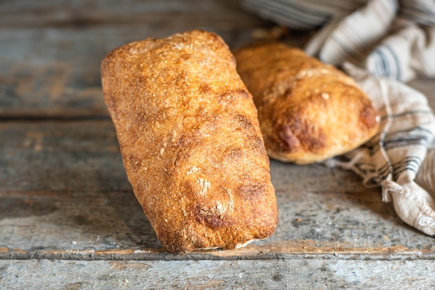 Délicieux pain ciabatta fraîchement sorti du four