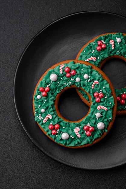 Délicieux pain d'épice de Noël sur un fond de texture sombre Préparation pour célébrer Noël et le Nouvel An