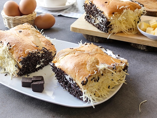 Délicieux pain fourré au chocolat et au fromage