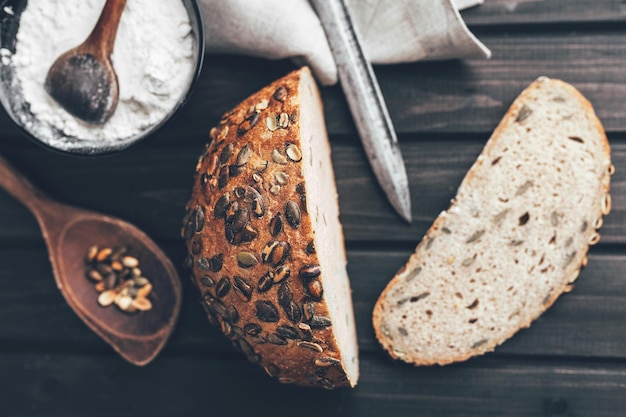 Délicieux pain frais sur fond de bois