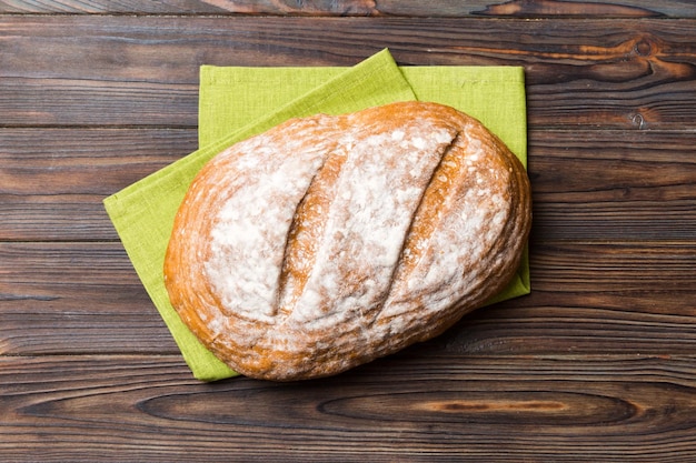 Délicieux pain français fraîchement cuit avec une serviette sur la vue de dessus de table rustique Pain de pain blanc sain